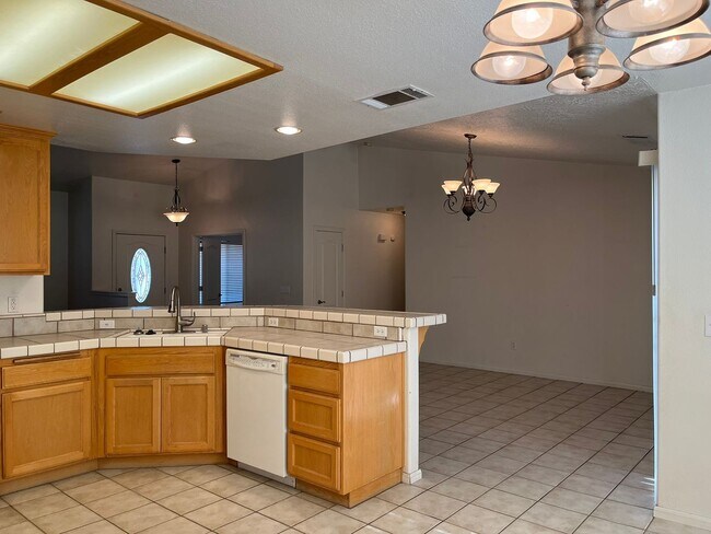 Building Photo - 3 bedroom, 2 bathroom in Apple Valley!