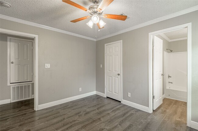 Building Photo - 164 Varsity Dr