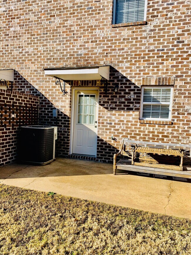 Building Photo - 2206 Anderson Rd