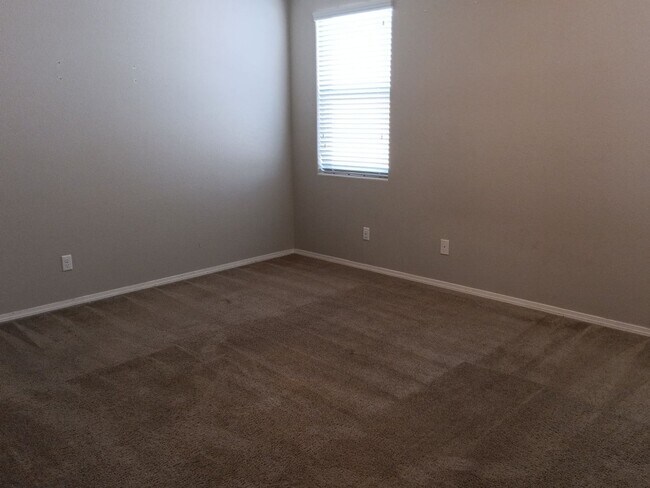 Building Photo - Spacious 4-bedroom, 2-bathroom home! Showi...