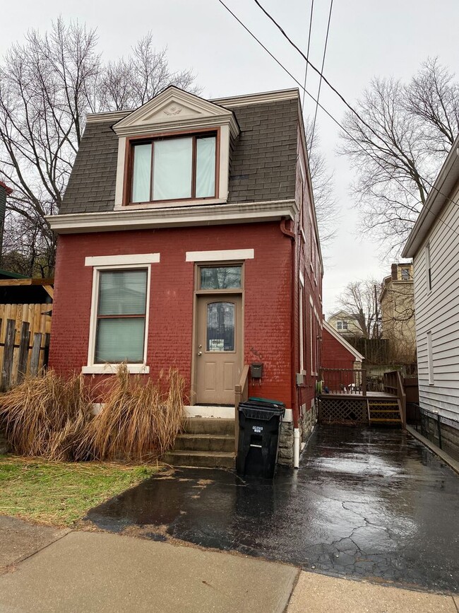 Primary Photo - 4 Bedroom House in Clifton Located Near UC...