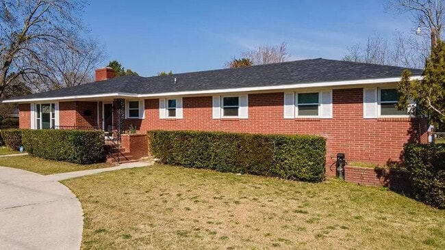 Building Photo - 614 Camellia St N E