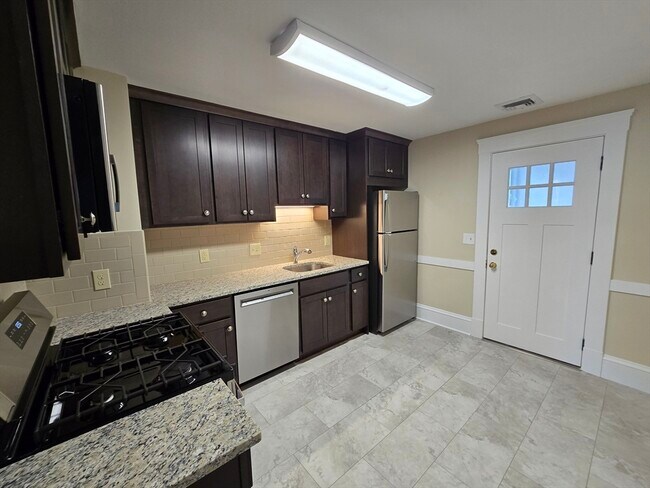 Building Photo - 288 Pleasant St