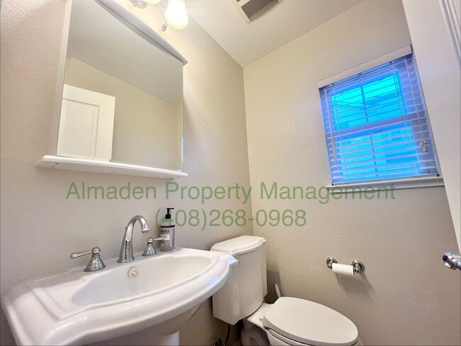 Building Photo - Newer Corner Townhome in Great Location! Central A/C & Pets Negotiable!