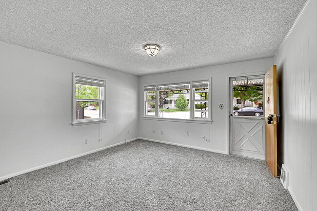 Building Photo - $3,500- Location! 2 Bed 2.5 Bath 2 Non-Con...