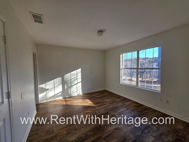 Building Photo - Awesome 3 bd/ 2 bath home / Ranch Home / No Steps / Upgrades Galore / Great Location