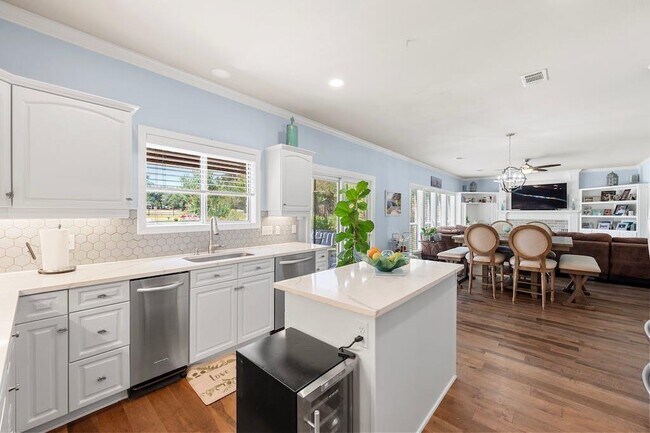 Building Photo - 1207 Lakeway Dr