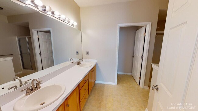 Building Photo - 1408 Fox Pointe Cir