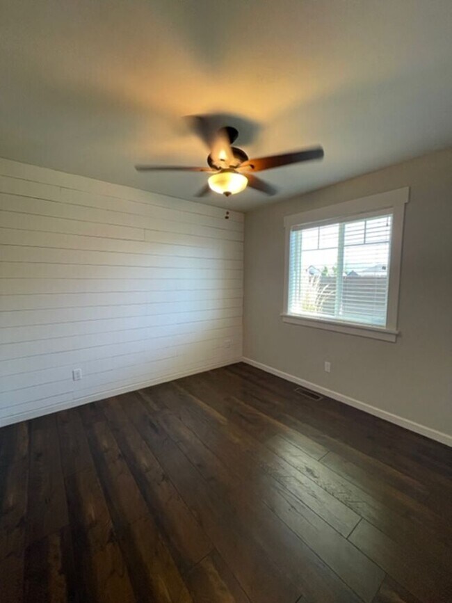 Building Photo - Custom Built 3 Bed/2 Bath Ranch Style Home!