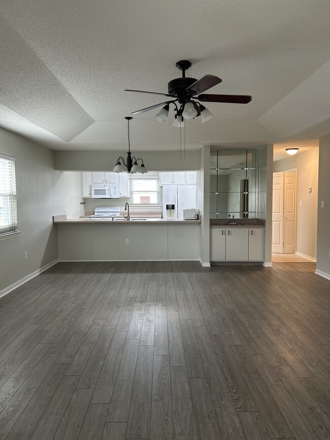 Building Photo - 9474 Villas Dr