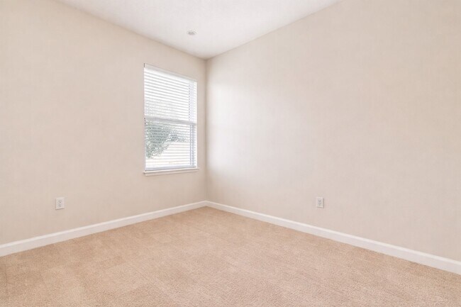 Building Photo - 3 Bedroom 2 Bath with a flex space in Stevens Plantation