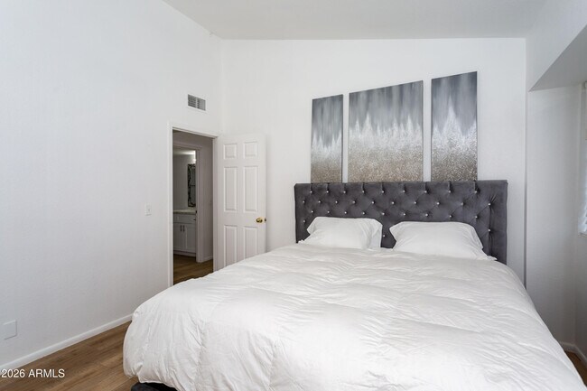 Building Photo - 11015 W Laurelwood Ln