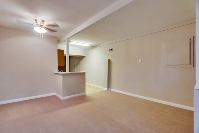 Building Photo - 450+ Sqft Studio in University City