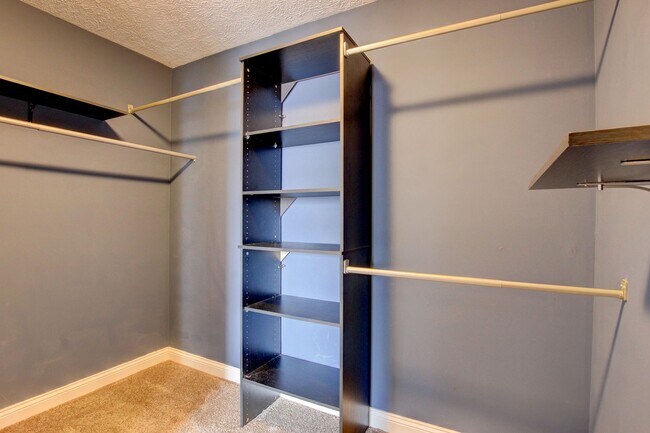 Building Photo - 716 Cavalier Dr
