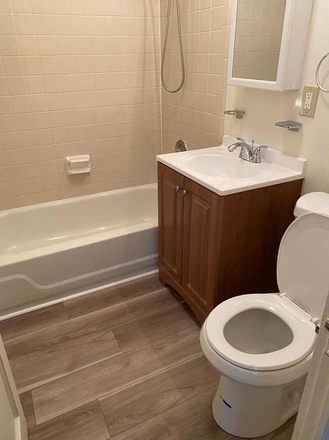 Building Photo - Cute Downtown Duplex by W&OD Trail