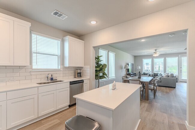 Building Photo - 494 S Centro Cir