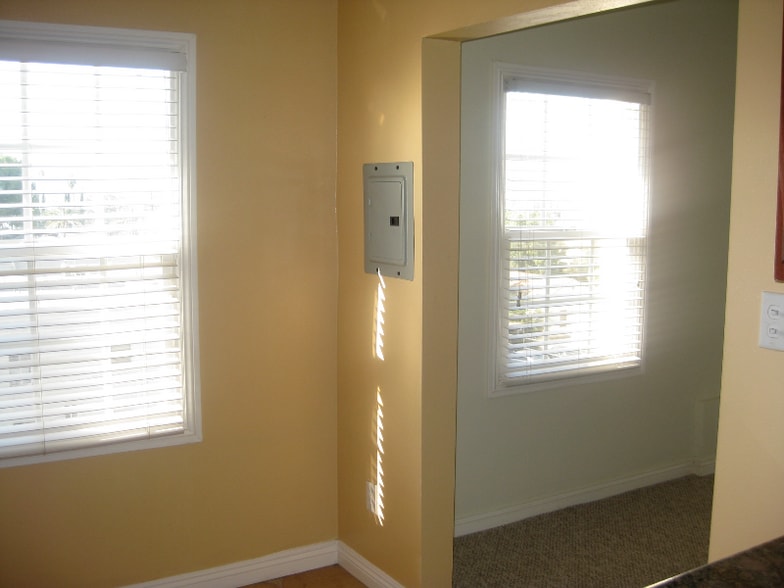 Building Photo - 445 S Central Ave