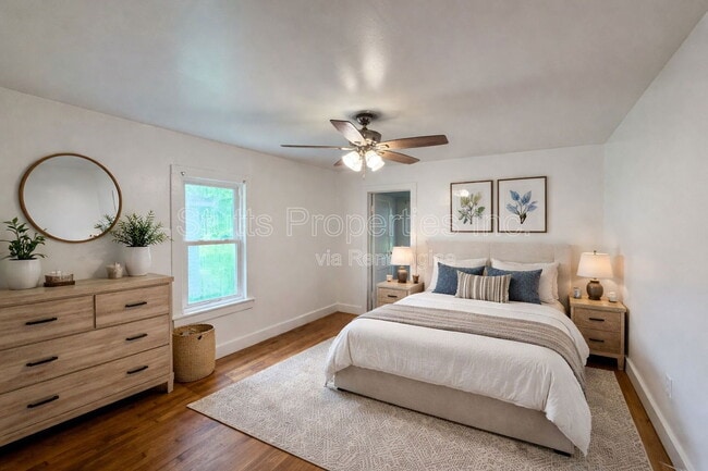 Building Photo - 512 Trade St