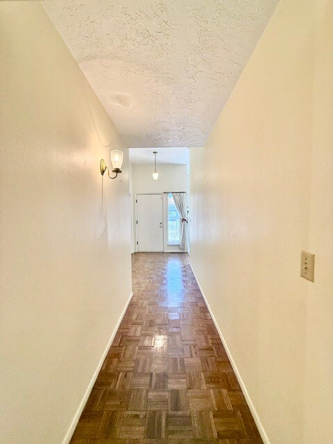 Building Photo - 3201 La Ronda Pl NE