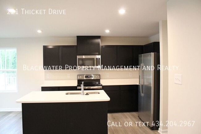 Building Photo - 221 Thicket Dr