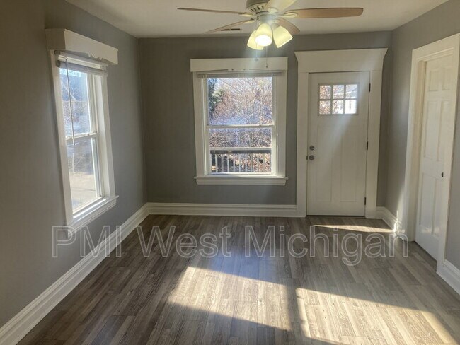 Building Photo - 1530 Quarry Ave NW