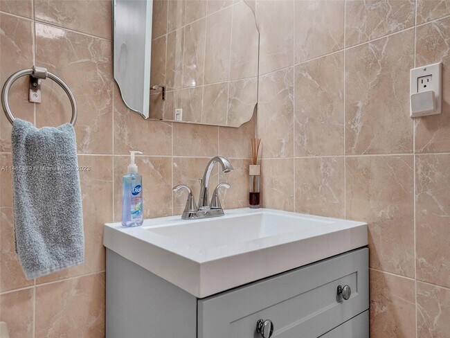 Building Photo - 3725 S Ocean Dr