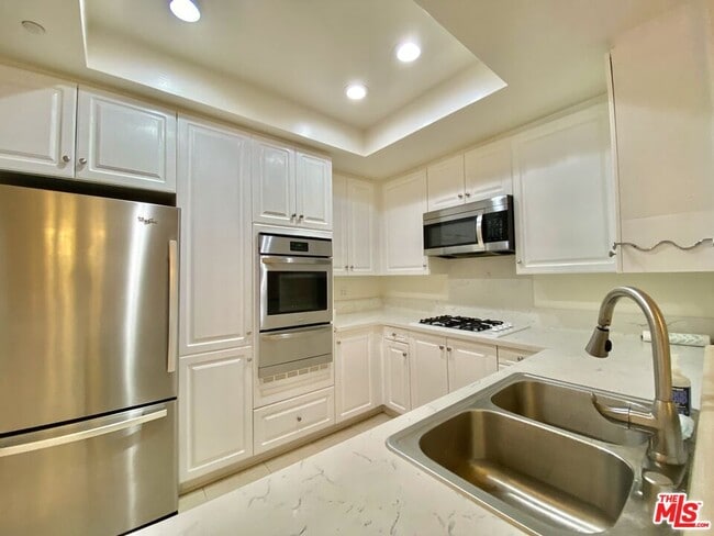 Building Photo - 2349 S Beverly Glen Blvd