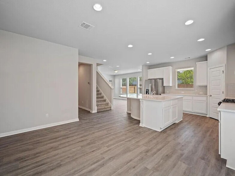 Building Photo - 112 Driftwood Hills Way