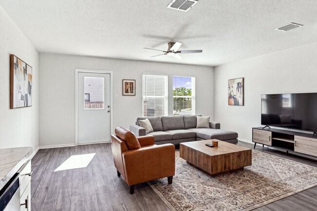 Building Photo - 3362 Northwestern Dr
