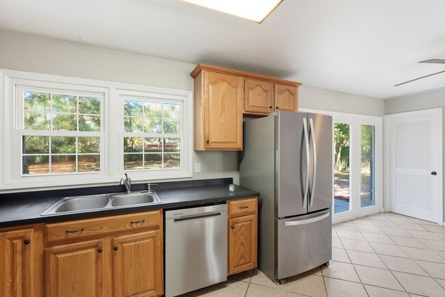 Building Photo - Ranch Home on Wilmington Island For Lease!