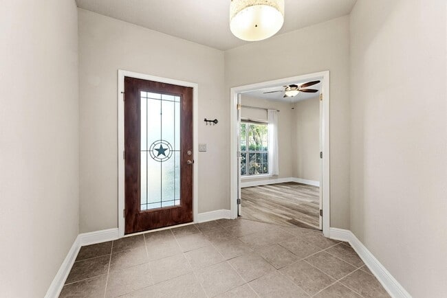 Building Photo - 554 Camellia Ct