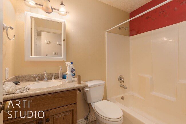Building Photo - Spacious 4 Bedroom, 3 Bathroom Home for Rent