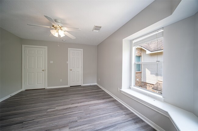 Building Photo - 4423 Lakeshore Forest Dr