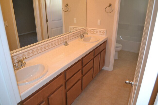 Building Photo - Beautiful 3 bedroom home available in Sout...
