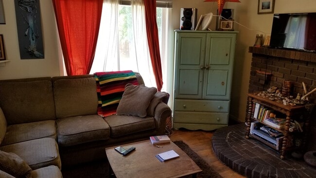 Building Photo - VIDEOTOUR: Want To Live Near Downtown Bend? Adorable Cottage Available Soon! PETS WELCOME
