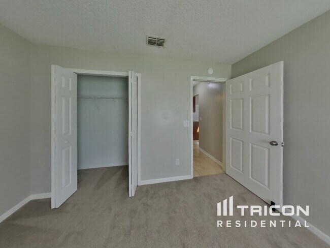 Building Photo - 8808 Mountain Lake Dr S