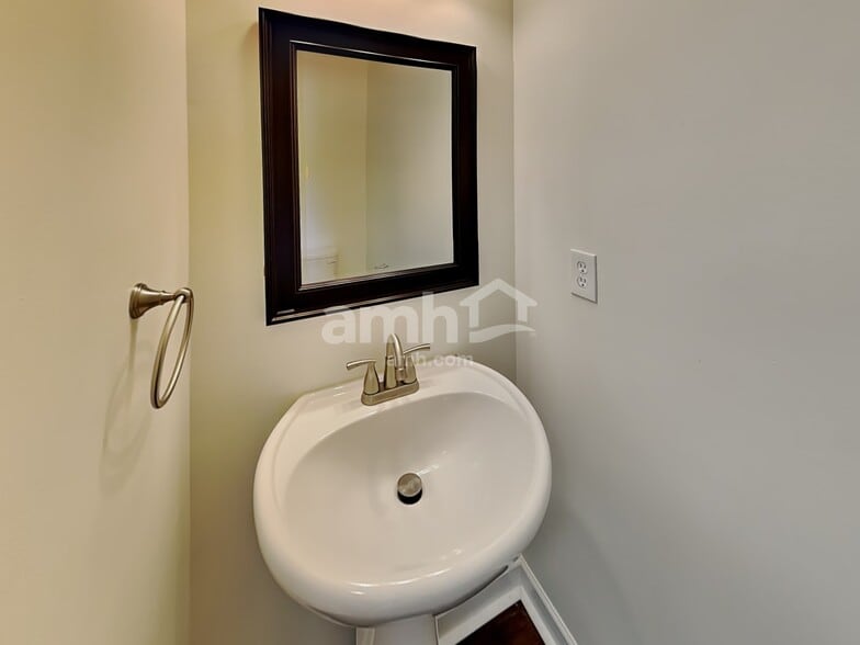 Building Photo - 718 Rolling Acre Dr