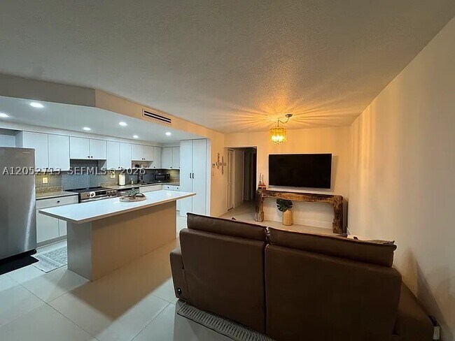 Building Photo - 14293 Kendale Lakes Dr