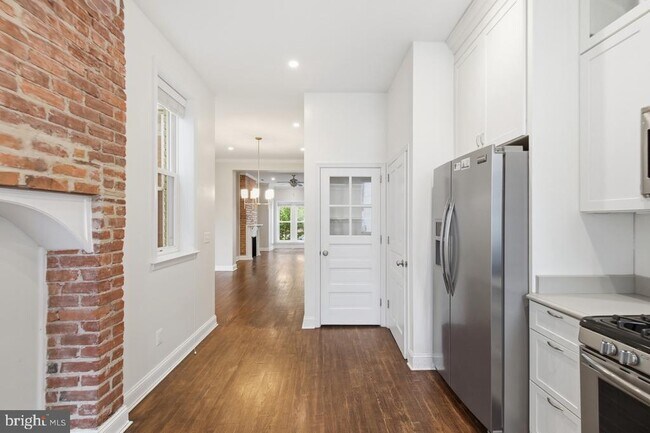 Building Photo - 620 9th St NE