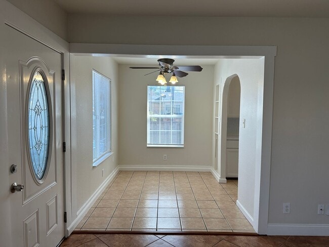 Building Photo - Downtown Bungalow, Pet Friendly, Large Yard