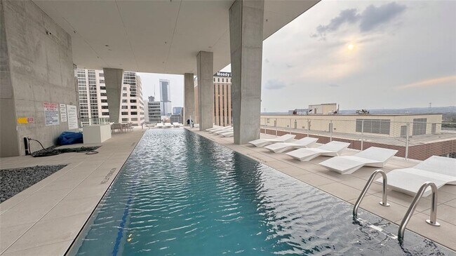 Building Photo - 313 W 17th St