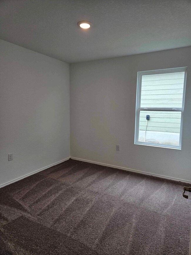 Building Photo - Welcome to Your Home in the Desirable Vida Subdivision!