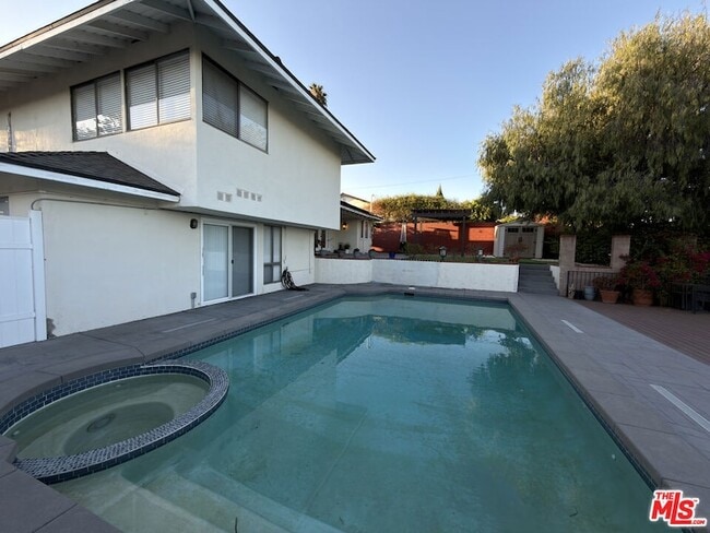 Building Photo - 9558 Swinton Ave