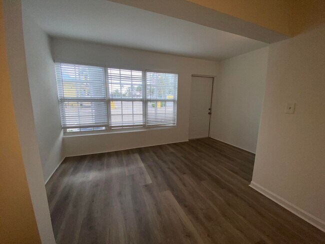 Building Photo - 102 N Lakeside Dr