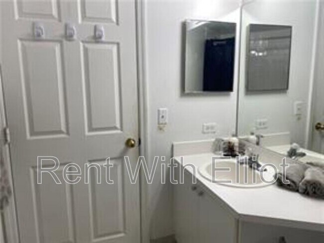 Building Photo - 2021 SE 10th Ave