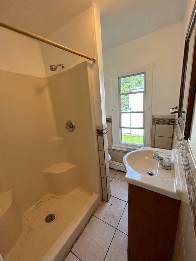 Building Photo - Nice 3 bedroom house big kitchen and Parking