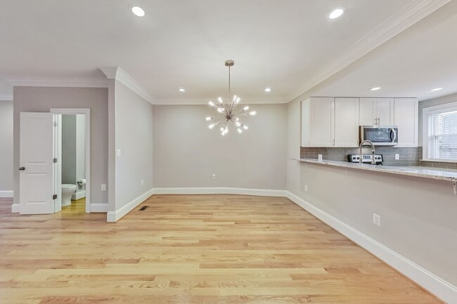 Building Photo - Beautiful TH - 4 bedroom + 3.5 BA - 7 mo -...