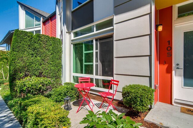 Building Photo - 2 Bedroom Loft Style Townhome Near Microsoft!
