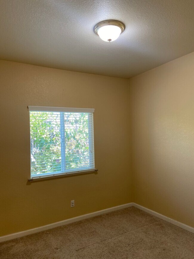 Building Photo - Chelsea Ridge - Broadstone. Walk to park, ...