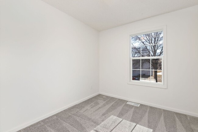 Building Photo - Spacious Duplex in Johnson County